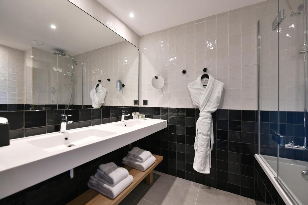 Deluxe Suite - 1 King Bed 2 Sofa Beds for 1 person,1154239830:JPEG